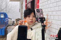 湖北恩施姑娘以牙为刀 胡萝卜雕出百态国风